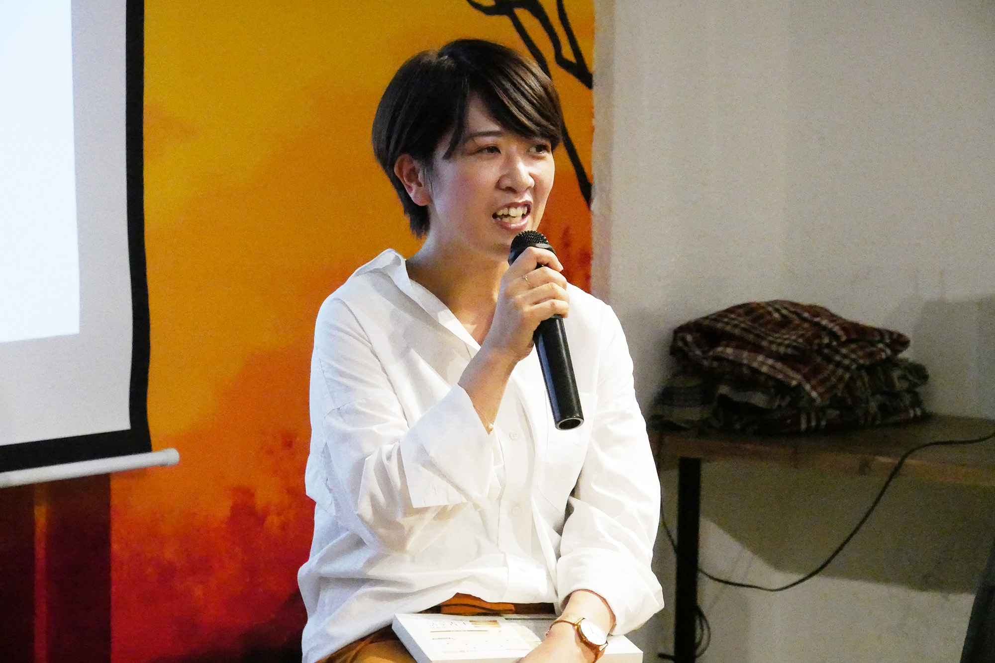 話す女性