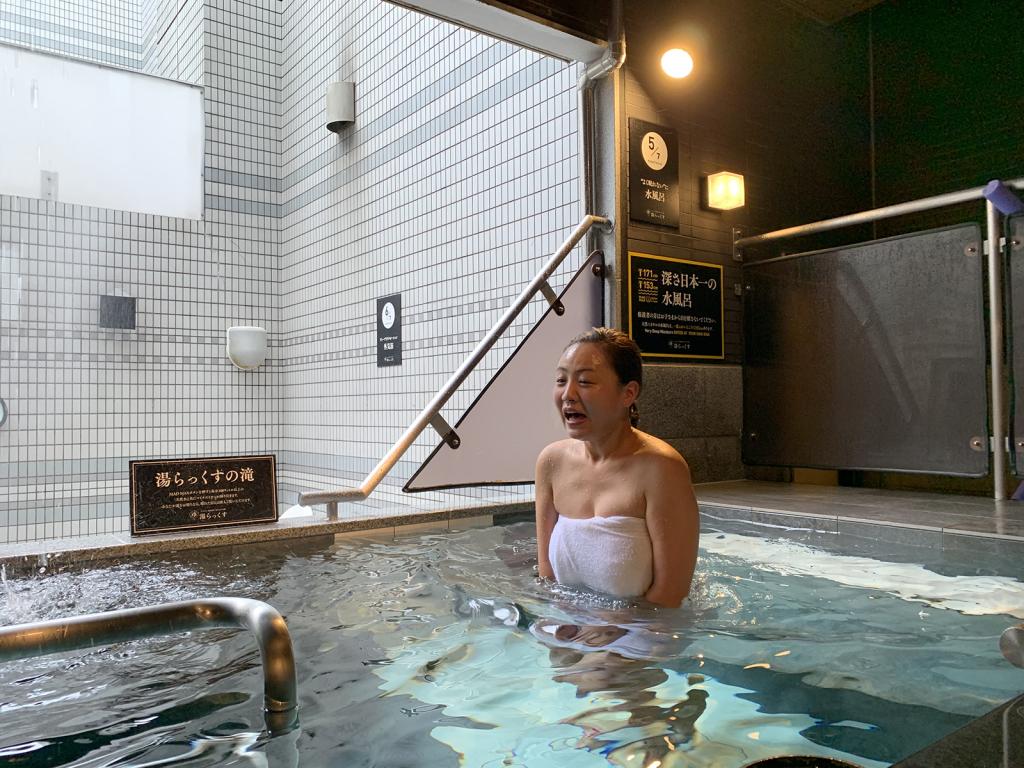水風呂に浸かる女性
